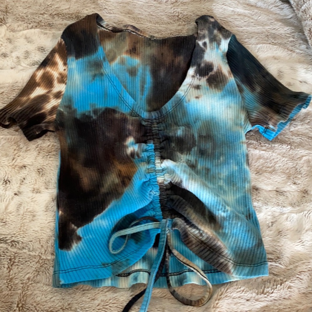 Hi selling a crop top shirt!